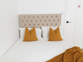Stunning Queen Room 1Min Walk to Station with 55 Inch TV, Sydney